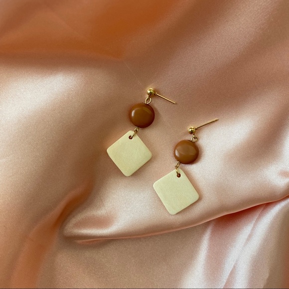 💕LAST ONE Hot Pick Wood Resin Drop Earrings - Picture 3 of 9